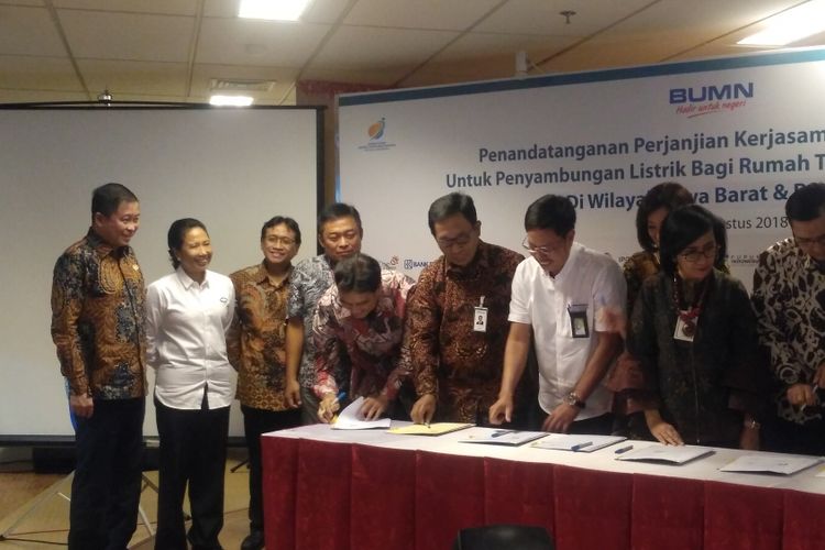 Menteri BUMN Rini Soemarno bersama direksi BUMN mrnandatangani kesepakatan menjalankan program pemasangan listrik gratis di wilayah Jawa Barat, Banten, dan DKI Jakarta di Kantor Kementerian BUMN, Jakarta, Selasa (7/8/2018).