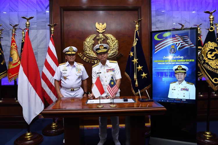 Kepala Staf Angkatan Laut (KSAL) Laksamana Muhammad Ali menerima kunjungan Panglima Tentera Laut Diraja Malaysia (PTLDM) Laksamana Datuk Abdul Rahman Bin Ayob di Markas Besar Angkatan Laut (Mabesal), Cilangkap, Jakarta Timur, pada Kamis (2/3/2023).