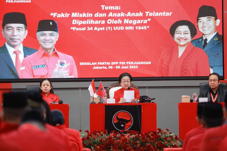 Ketua Umum PDI Perjuangan Megawati Soekarnoputri menunjukkan kesedihan saat mengingat Taufiq Kiemas dalam pidato penutupan Rakernas III PDI Perjuangan di Jakarta, Kamis (8/6/2023). Rakernas III PDI Perjuangan menghasilkan 17 rekomendasi eksternal di antaranya mendukung pemerintahan Presiden Joko Widodo dalam memberantas kemiskinan ekstrim dan stunting, mewujudkan kedaulatan pangan dan energi, menginstruksikan kader untuk memenangkan Ganjar Pranowo dalam Pilpres 2024 serta mendorong Pemilu dan Pilpres berjalan jujur dan adil.