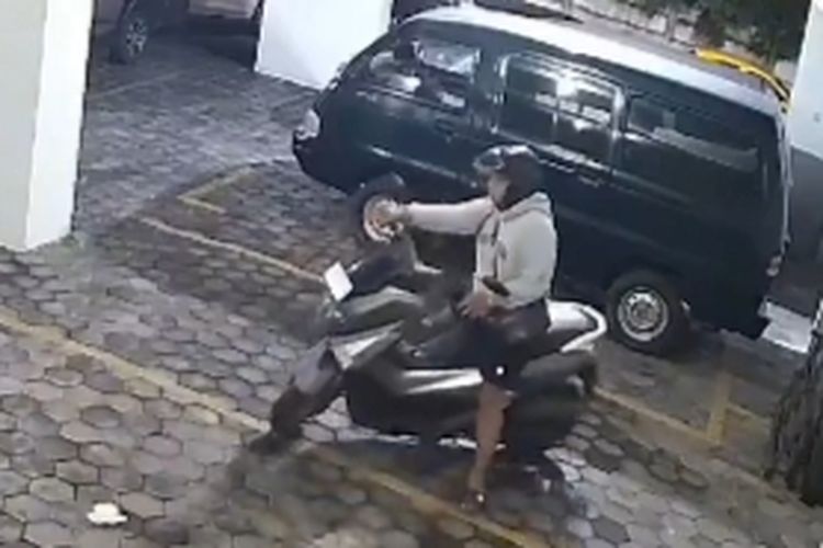 Tangkapan layar rekaman CCTV aksi pencurian sepeda motor di mana pelakunya berpura-pura sebagai penyewa kos terjadi di salah satu indekos Kecamatan Klojen, Kota Malang, Jawa Timur.