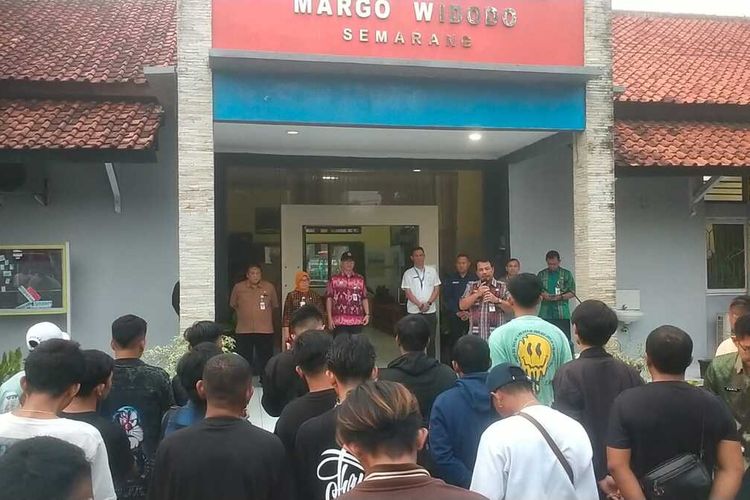 Kepala Dinas Tenaga Kerja dan Transmigrasi (Disnakertrans) Jateng, Ahmad Aziz memulangkan korban TPPO di Panti Sosial Margo Widodo, Kota Semarang, Selasa (2/7/2024) siang.