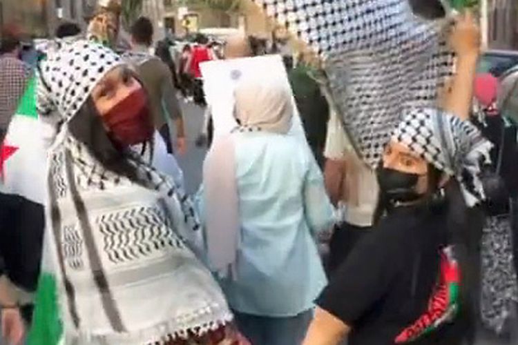 Bella Hadid turun ke jalanan untuk mendukung Palestina, bergabung dengan massa lainnya dalam pawai di New York pada Minggu (16/5/2021). [@bellahadid/Instagram]