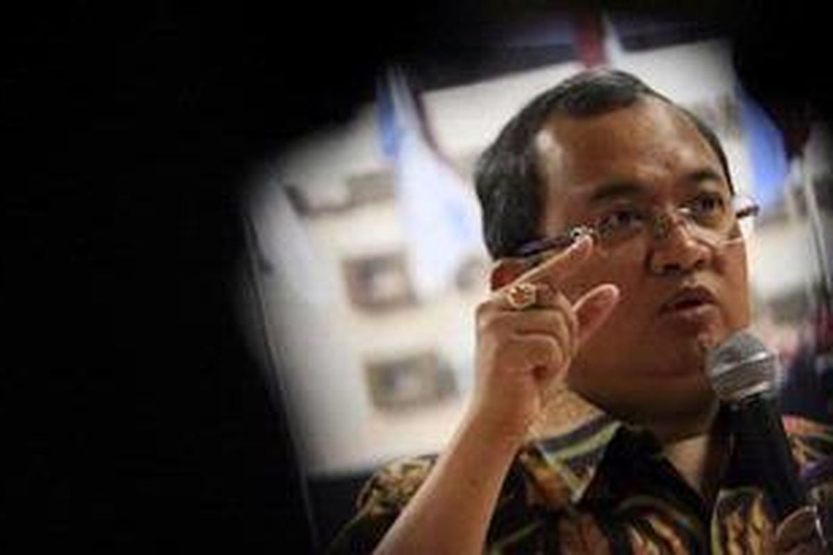 Wakil Ketua DPR, Priyo Budi Santoso saat mengikuti Forum Jumatan di Gedung MPR/DPR/DPD, Senayan, Jakarta, Jumat (18/11/2011). Dalam kesempatan tersebut dibahas berbagai isu hangat seperti persoalan Papua, pernyataan Ketua Mahkamah Konstitusi tentang jual beli pasal, serta calon pimpinan KPK.