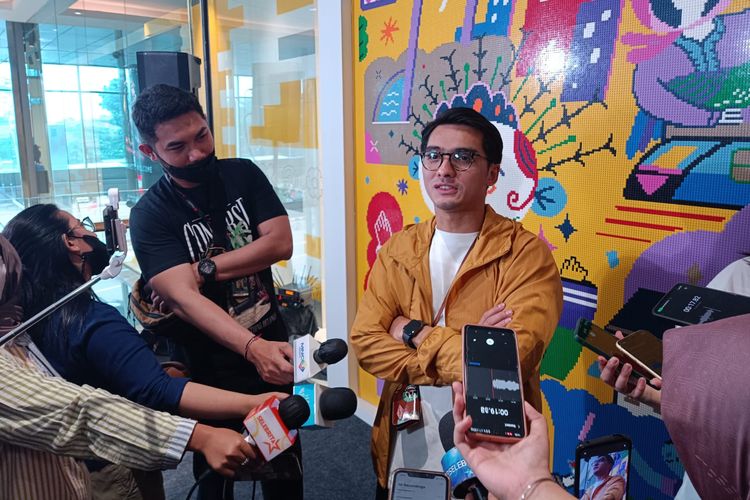 Aktor Ricky Harun saat ditemui di Lego Certified Store di Kota Kasablanka, Jakarta, Rabu (11/1/2023)