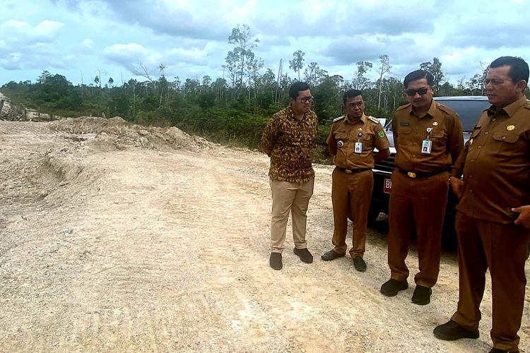 Gubernur Kepri, Ansar Ahmad meninjau Jembatan Semala di Kabupaten Natuna yang roboh karena banjir, Selasa (10/1/2023).