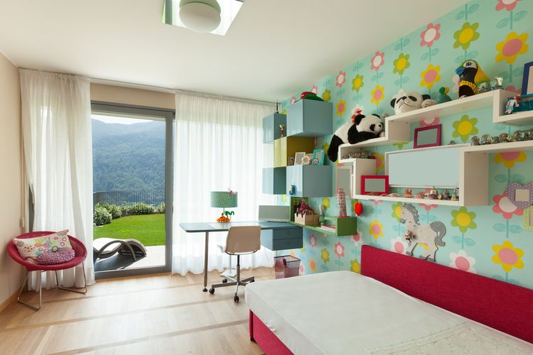 Penggunaan wallpaper dengan motif bunga di kamar anak