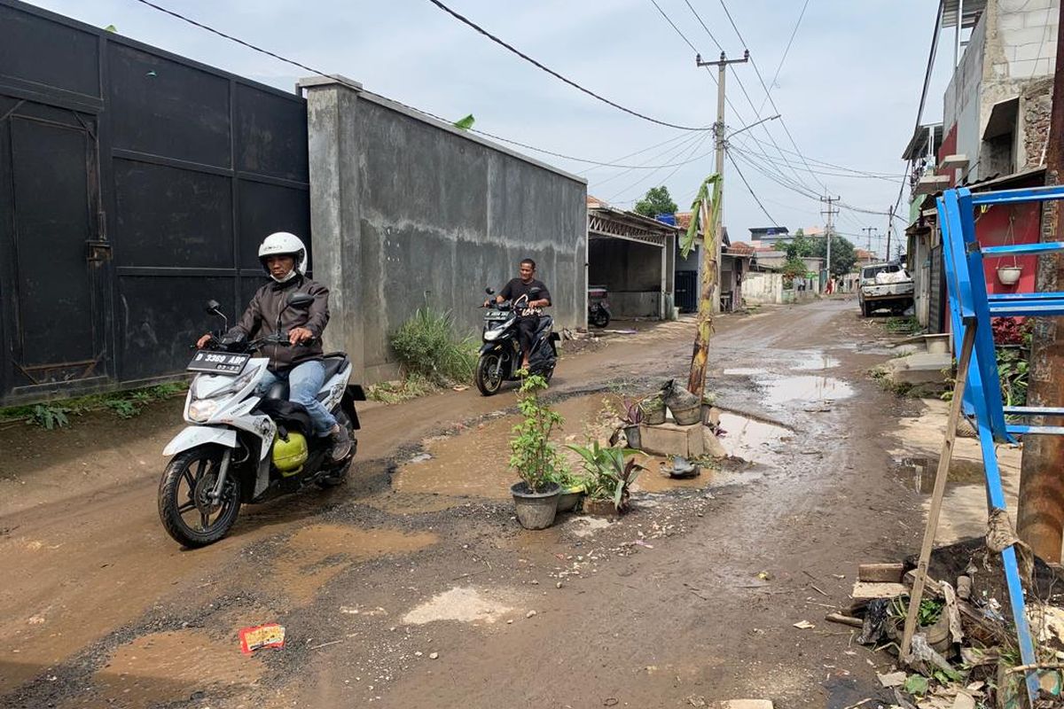 Pohon pisang sengaja ditanam warga di tengah jalan rusak Kabupaten Bamding barat.