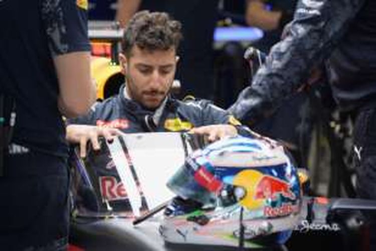 Pebalap Red Bull Racing asal Australia, Daniel Ricciardo, duduk di mobilnya yang sudah dipasangi aeroscreen atau pelindung kokpit pada sesi latihan pertama GP Rusia di Sochi Autodrom, Jumat (29/4/2016).