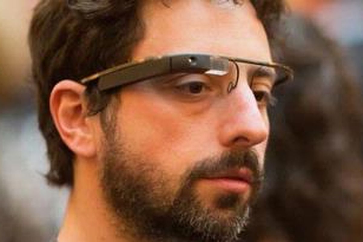 Salah seorang pendiri Google Sergey Brin mengenakan kacamata pintar berbasis augmented reality yang menjadi proyek besar Google