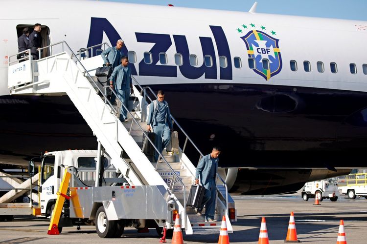 Anggota tim Brasil keluar dari pesawat saat mereka tiba di Bandara Internasional Newark Liberty (EWR) di Newark, New Jersey pada 2 Juni 2026 menjelang Piala Dunia 2026. (Foto oleh Leonardo MUNOZ / AFP)
