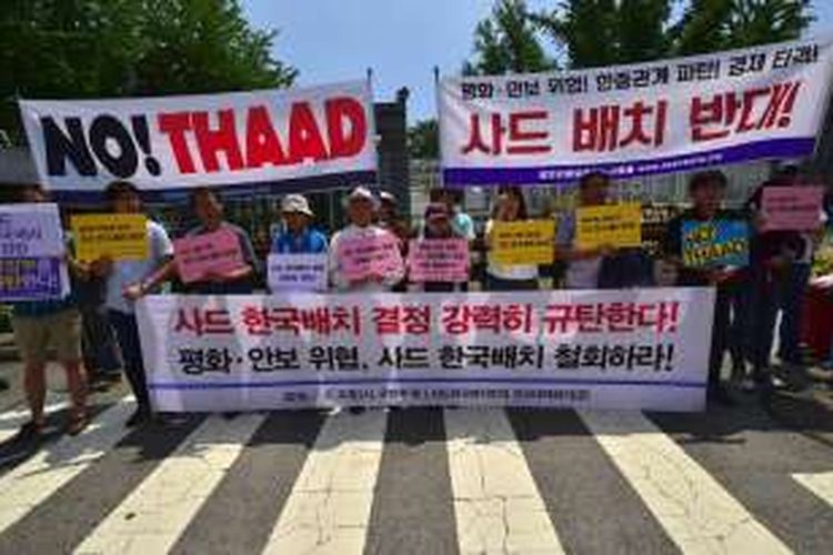 Para aktivis anti-perang melakukan unjuk rasa menentang rencana penempatan sistem pertahanan rudal THAAD di Korea Selatan.