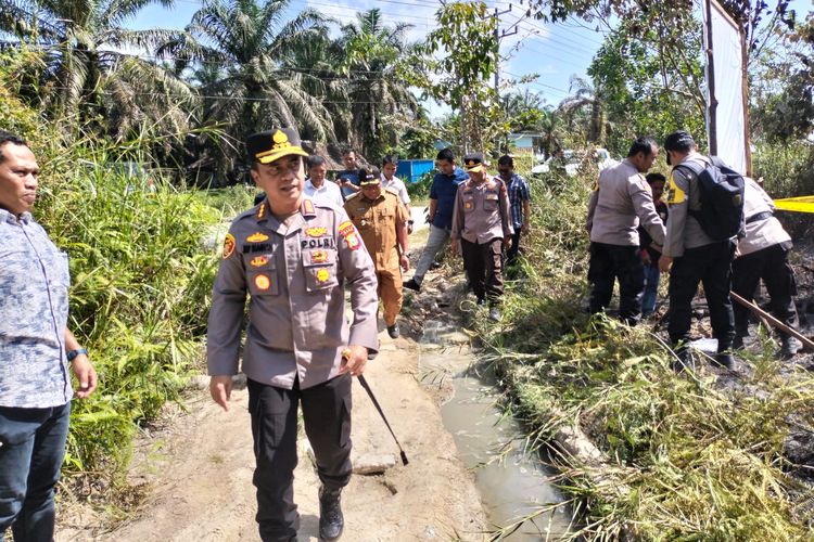 Kapolresta Pekanbaru Kombes Jefri Ronald Parulian Siagian saat mengecek lokasi karhutla di Kelurahan Tebing Tinggi Okura, Kecamatan Rumbai Timur, Kota Pekanbaru, Riau, Rabu (26/7/2023).