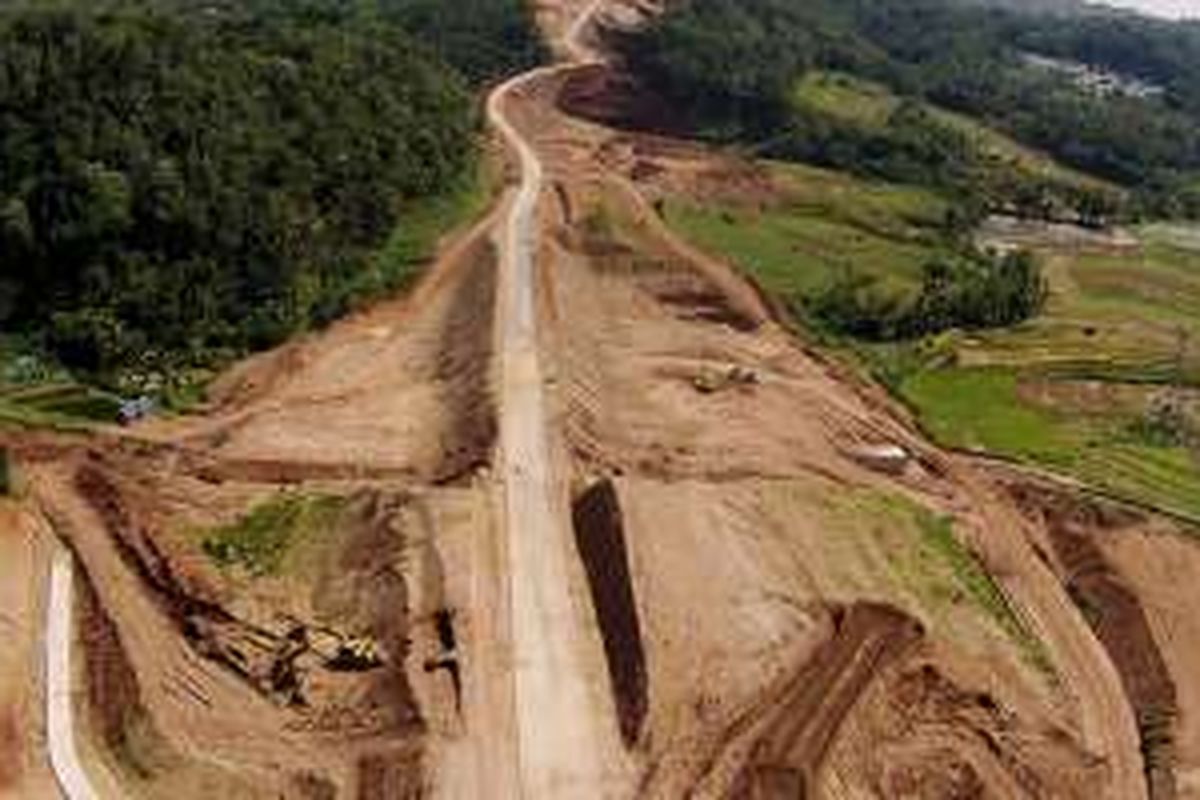 Suasana ruas jalan tol Bawen-Salatiga, Jawa Tengah, difoto dari udara, Minggu (26/6/2016). Ruas yang merupakan bagian dari Tol Trans-Jawa itu rencananya akan dibuka sementara untuk alternatif jalur mudik mulai H-7 Lebaran.