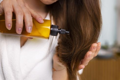 Melembutkan hingga Menyuburkan, Ada 5 Manfaat Pakai Minyak Rambut