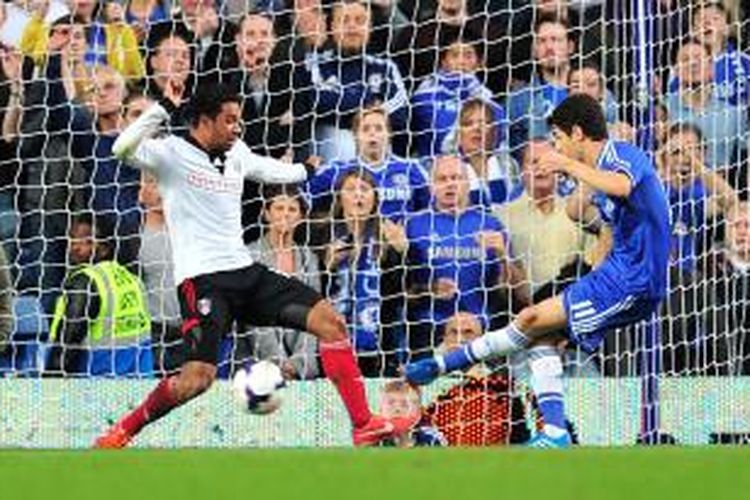 Gelandang Chelsea Oscar melepaskan tembakan yang berujung gol ke gawang Fulham, pada laga Premier League, di Stamford Bridge, Sabtu (21/9/2013).