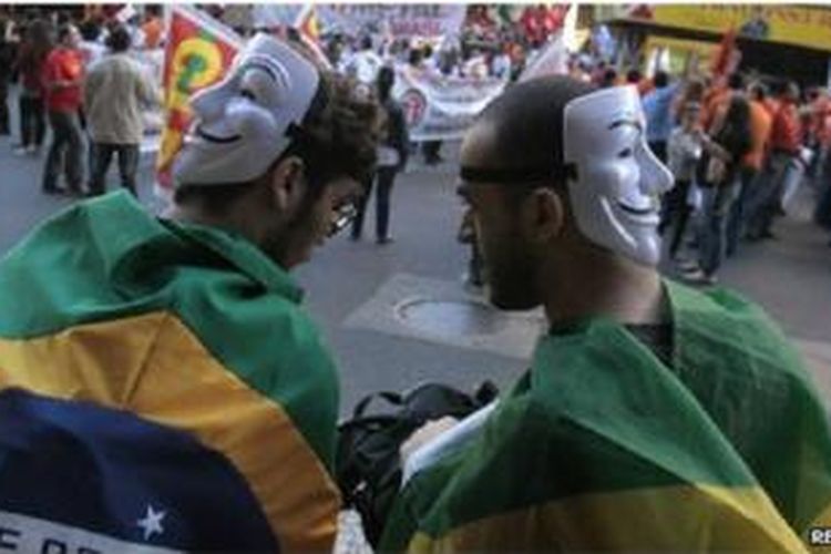Penggunaan topeng menjadi tren saat aksi protes berlangsung di Brasil.