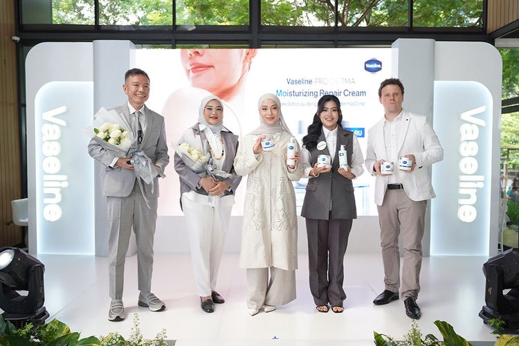 Foto bersama di tengah konferensi pers peluncuran inovasi ?Vaseline Pro Derma? 
(Ki-Ka): dr. M. Akbar Wedyadhana, Sp. DVE, FINSDV, FAADV ? Ketua PERDOSKI Cabang Jakarta, Dr. dr. Windy Keumala Budianti, SpDVE, Subsp.DAI, FINSDV, FAADV ? Kepala Departemen Dermatologi & Venereologi FKUI-RSCM dan Founder Immuno Derma Clinic, Nikita Willy ? Vaseline Pro Derma Muse, Melisa Caroline - Senior Brand Manager Vaseline, Matthew Seal ? Head of R&D Beauty & Wellbeing Unilever Indonesia 