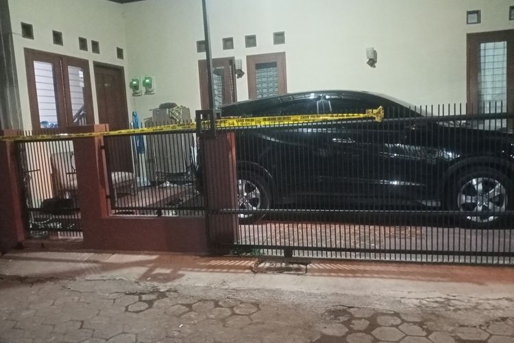 Kondisi kediaman mantan Ketua Komisi Yudisial (KY) Jaja Ahmad Jayus di Komplek GBA 2 blok F no. 2 dan blok F-29, Kecamatan Bojongsoang, Kabupaten Bandung, Jawa Barat, Jumat (28/3/2023). Jaja dan putrinya dibacok orang tidak dikenal.
