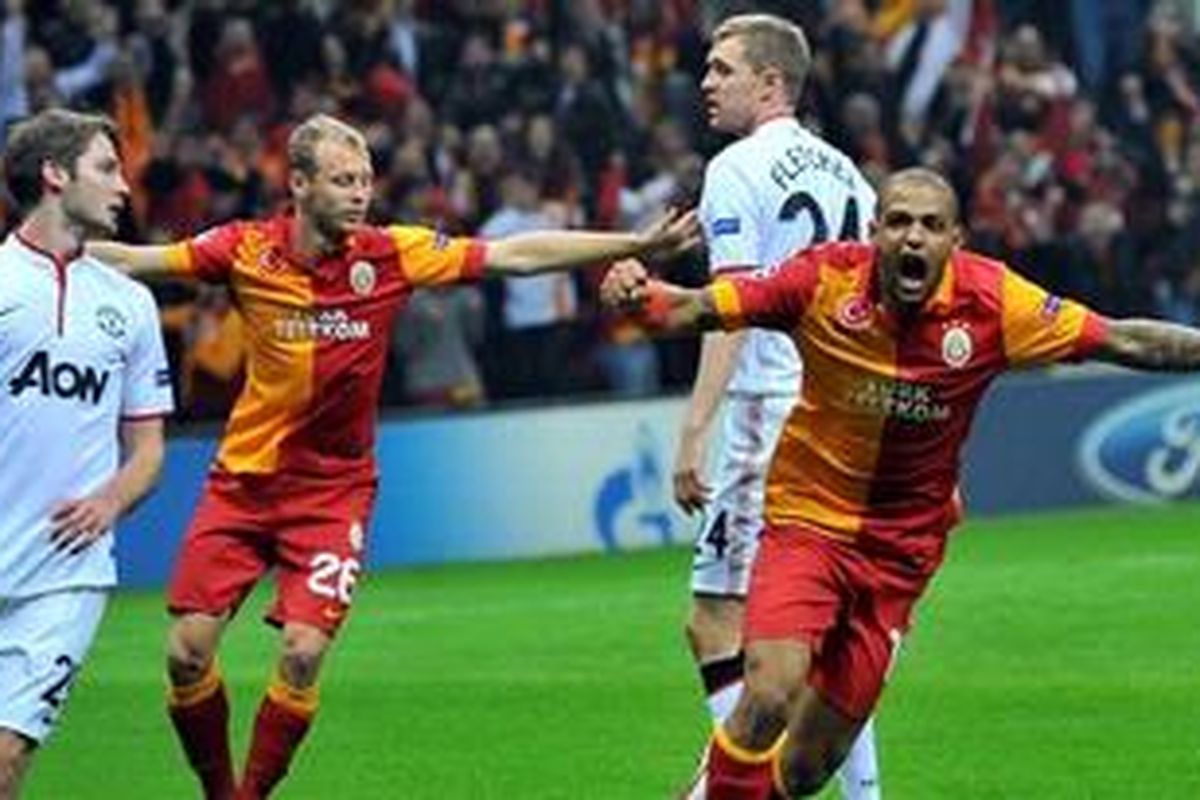 Striker Galatasaray, Burak Yilmaz (kanan) saat merayakan golnya ke gawang Manchester United dalam matchday kelima Grup H Liga Champions di Stadion Ali Sami Yen, Selasa atau Rabu (21/11/2012) dini hari WIB. Tim tuan rumah menang 1-0 dalam laga tersebut. 