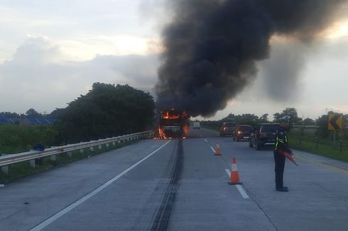 Bus AKAP Pahala Kencana yang Terbakar di Jalan Tol karena Pecah Ban