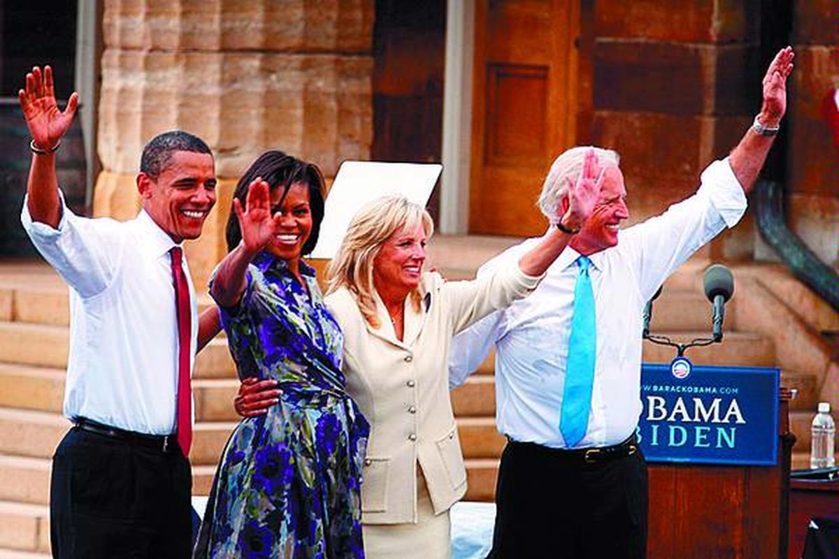 Calon presiden AS dari Partai Demokrat, Barack Obama (kiri), dan istrinya, Michelle Obama, serta calon wakil presiden dari Demokrat, Joe Biden (paling kanan), dan istrinya, Jill, saat tampil di Springfield, Illinois, Sabtu (23/8). 