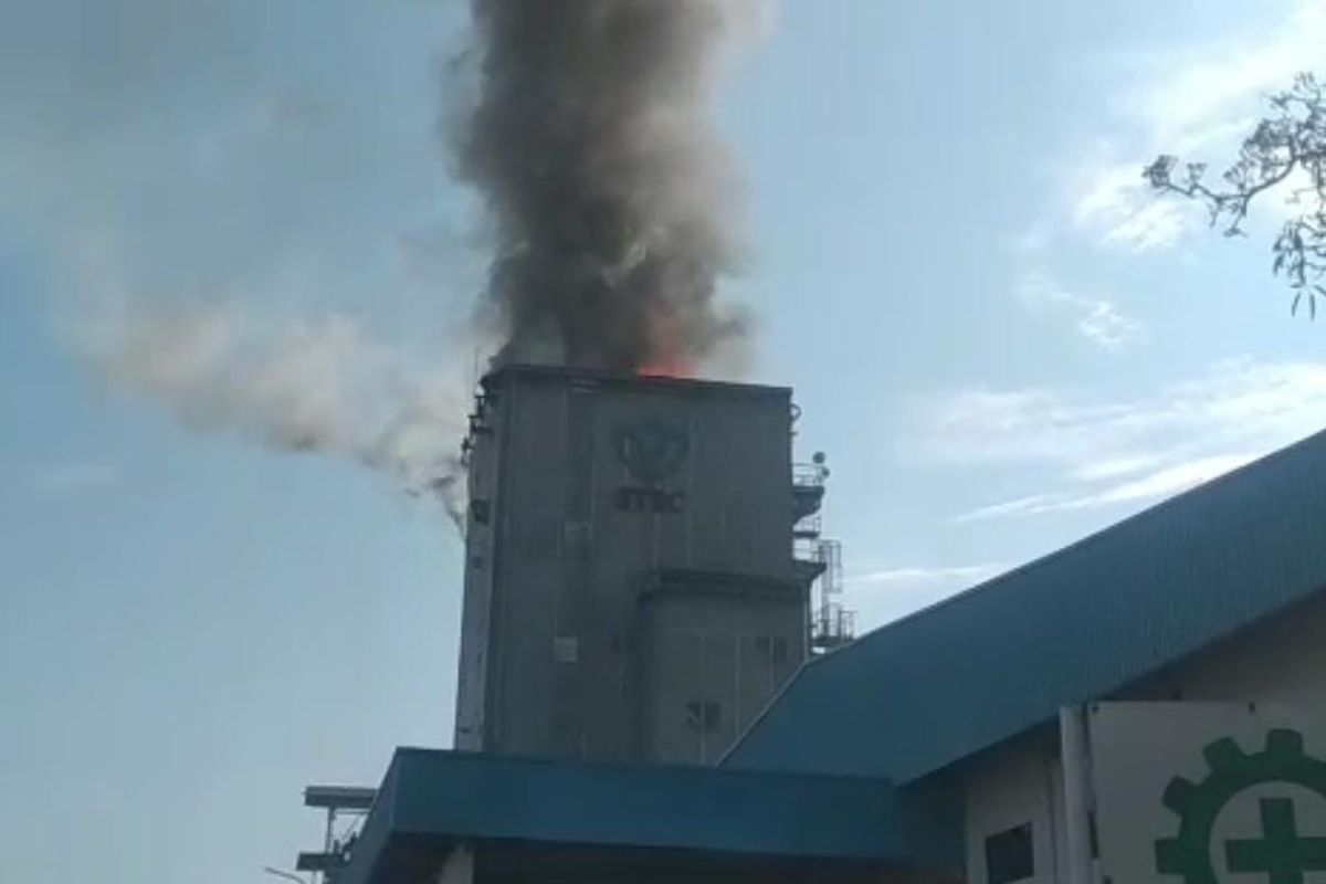 Cerobong milik pabrik penghasil bahan kimia di Beji Kabupaten Pasuruan, Jawa Timur terbakar dan mengakibatkan 3 pekerjaannya mengalami luka bakar, Kamis (25/09/2025) 