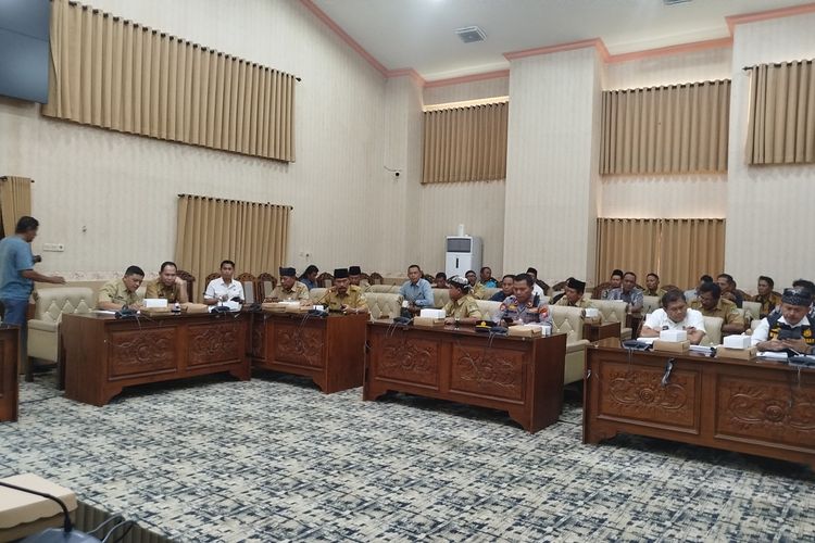 Suasana rapat dengar pendapat membahas peredaran miras di Banyuwangi khususnya Kecamatan Tegaldlimo di Gedung DPRD Banyuwangi, Selasa, (14/1/2025)
