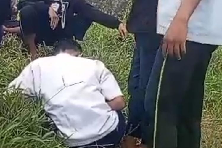 Tangkapan layar video pelajar SMP di Jember dianiaya pelajar MTs 