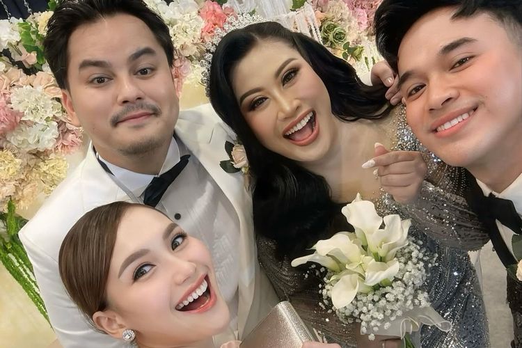 Ayu Ting Ting hingga Anwar BAB menghadiri pesta pernikahan Boiyen dan Rully Anggi Akbar yang digelar di ICE BSD, Tangerang Selatan, Sabtu (15/11/2025).