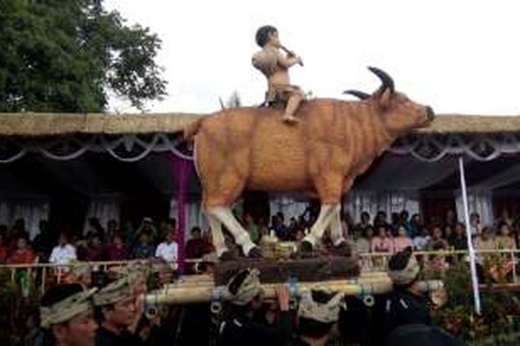 Ogoh-ogoh yang terbuat dari butiran jagung berwujud sapi saat ikut pawai pembukaan Festival Budaya Pertanian IX di Desa Plaga, Kecamatan Petang, Kabupaten Badung, Bali, Sabtu (30/7/2016).
