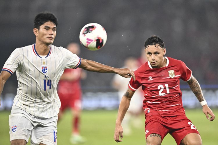 Pesepak bola Timnas Indonesia Dean James (kanan) berebut bola dengan pesepak bola Timnas Thailand Waris Choolthong dalam pertandingan final FIFA ASEAN Cup 2026 di Stadion Utama Gelora Bung Karno (SUGBK), Senayan, Jakarta, Senin (5/10/2026). 