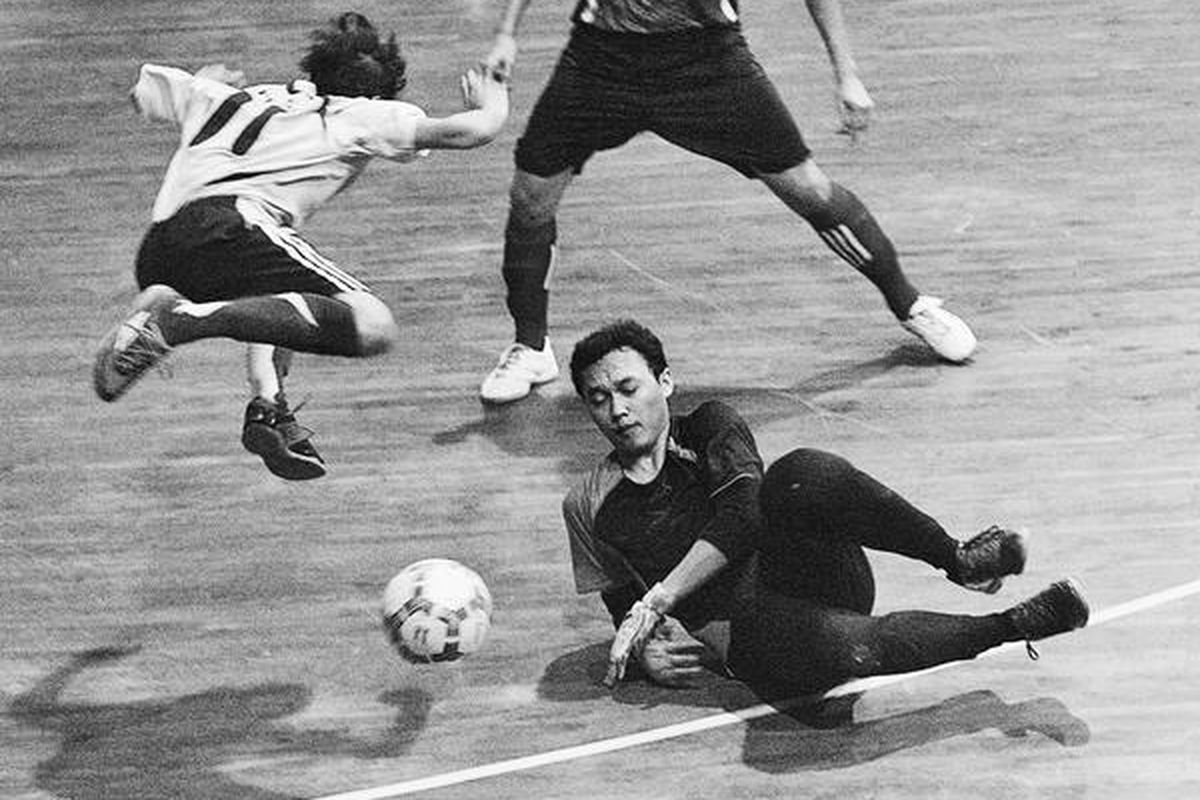 Kiper Car Terminal Jakarta, Sandi (kanan), menyelamatkan bola dari tendangan pemain My Futsal Jakarta, Fajar, dalam semifinal Piala Emas Futsal 2009 di Jakarta, Kamis (13/8). Car Terminal Jakarta menang 8-2 atas My Futsal Jakarta.