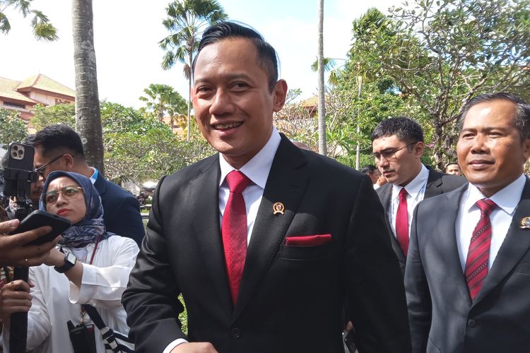 Menteri ATR/Kepala BPN Agus Harimurti Yudhoyono (AHY) usai menghadiri opening ceremony World Water Forum (WWF) ke-10 di Bali International Convention Centre (BICC), Bali, Senin (20/5/2024).