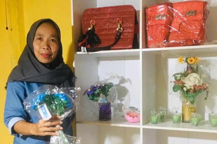 Di tangan Salbiawati Salim, sampah anorganik disulap menjadi barang bernilai ekonomis. Nasabah PT Permodalan Nasional Madani (PNM) Membina Ekonomi Keluarga Sejahtera (Mekaar) Kota Makassar ini sukses menjadi pahlawan daur ulang dengan memproduksi kreasi berbasis sampah. 
