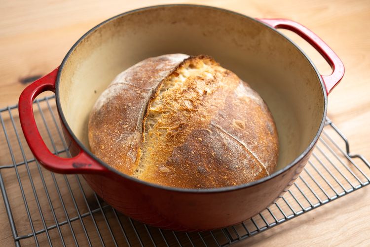 Roti yang dipanggang di dutch oven. 