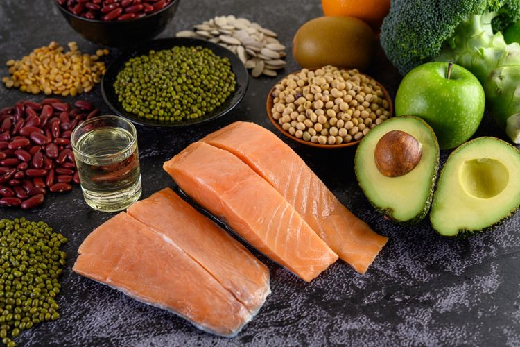 Ikan berlemak, alpukat, dan kacang-kacangan dapat membantu menaikkan berat badan secara sehat.