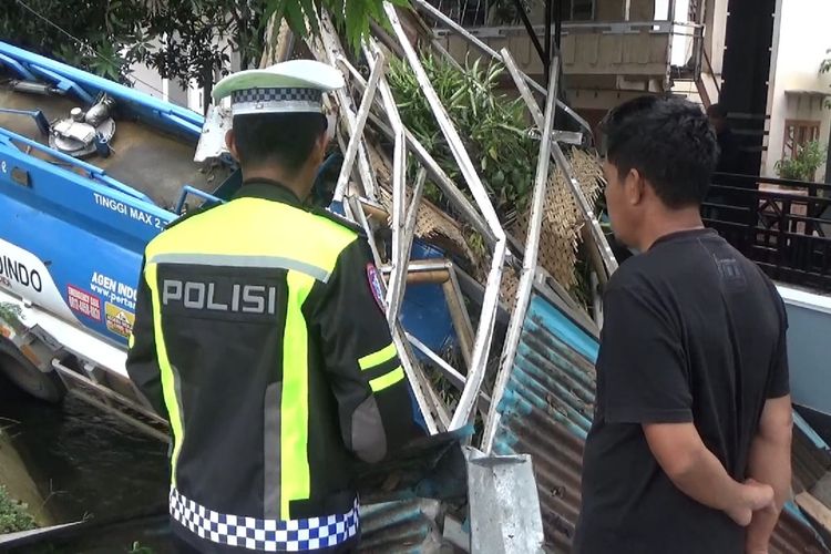 Sebuah mobil tangki BBM milik sebuah perusahaan mengalami kecelakaan tunggal di Jalan Poros Mamasa - Polewali Mandar, Sulawesi Barat, pada Rabu (11/12/2024) pagi.