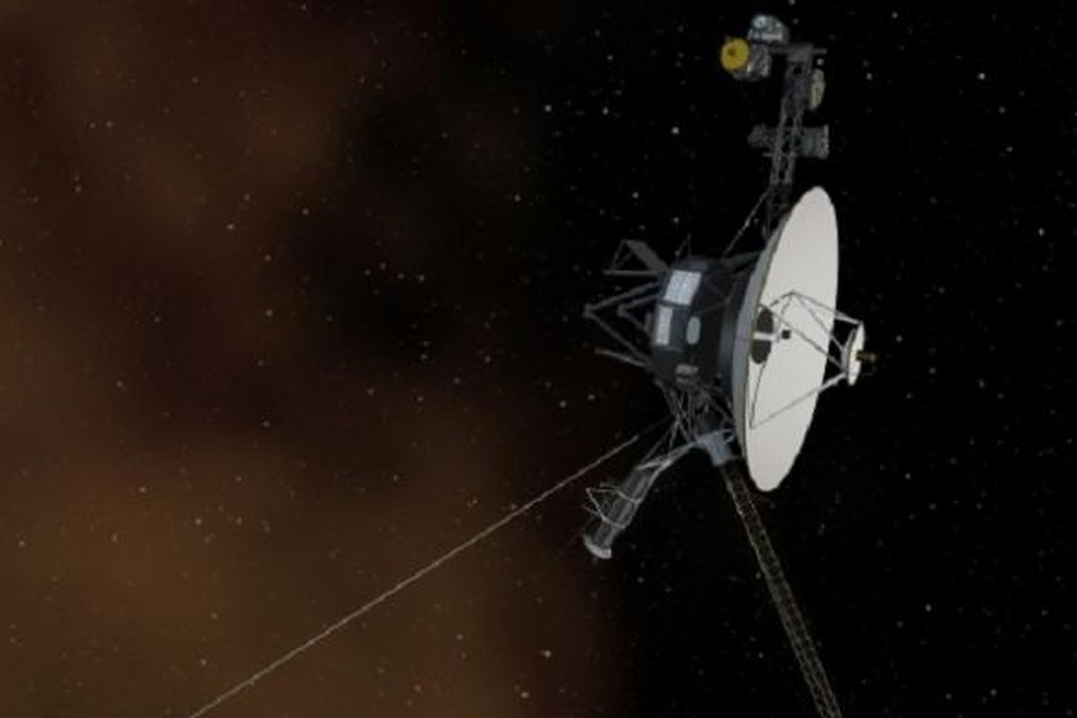 Ilustrasi menunjukkan Voyager 1 telah sampai di wilayah antarbintang. Ruang antarbintang didominasi oleh plasma, gas yang terionisasi (digambarkan dalam rupa kabut coklat) yang dilemparkan oleh bintang raksasa jutaan tahun lalu. 