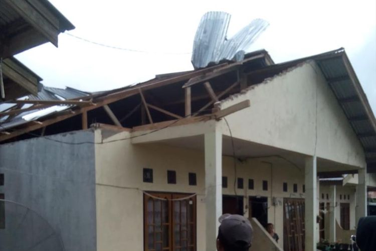 Angin puting beliung merusakkan rumah warga di Agam, Sumatera Barat, Senin (8/7/2019) (Dok.BPBD Agam)