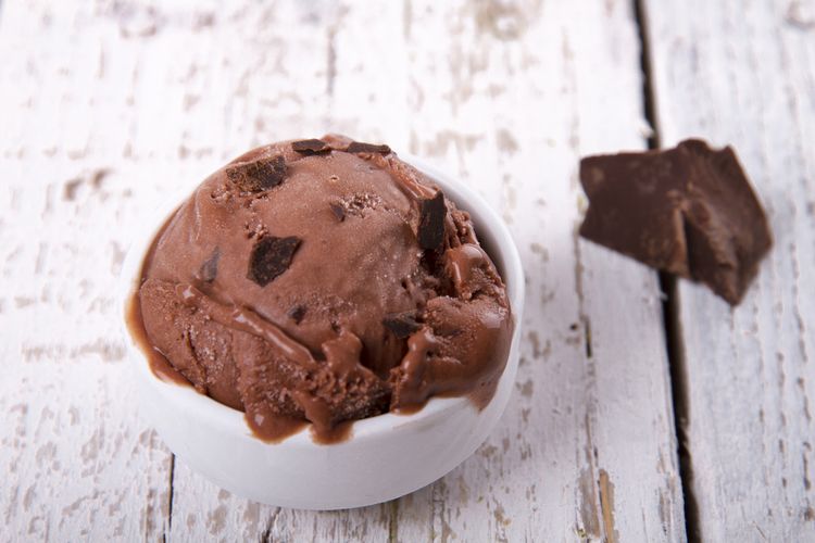 Ilustrasi gelato coklat topping brownies. 