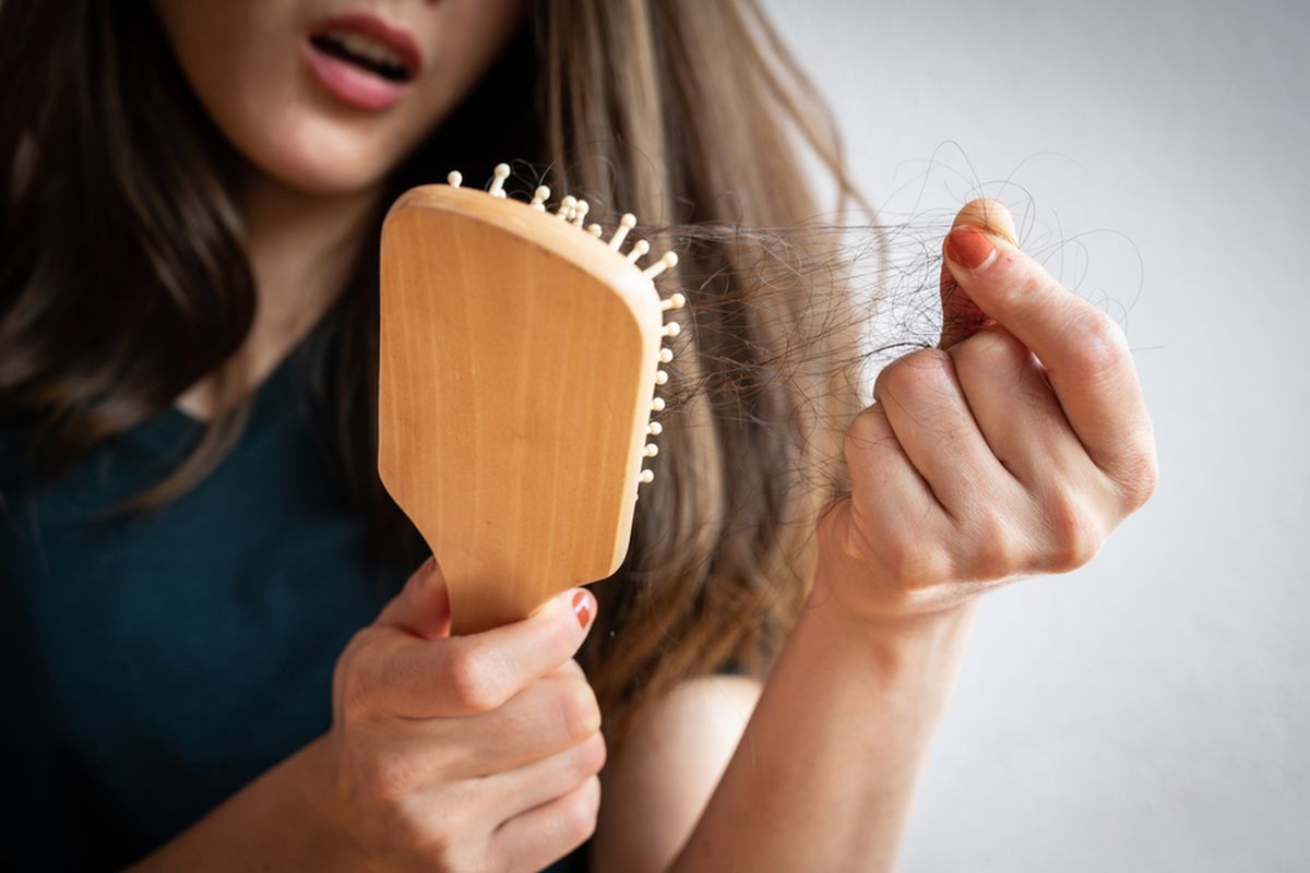 Rambut yang mudah patah adalah salah satu efek keramas setiap hari.