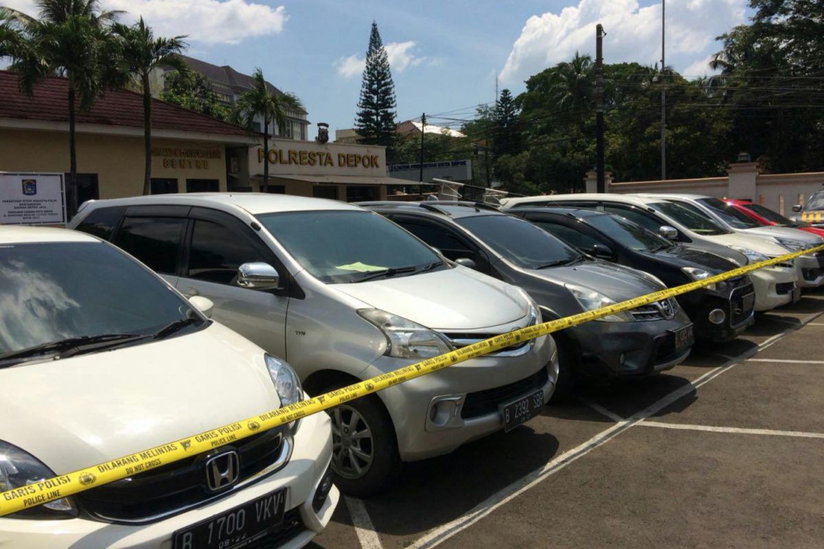 14 unit mobil rental yang diamankan Polres Depok, Rabu (21/3/2018).