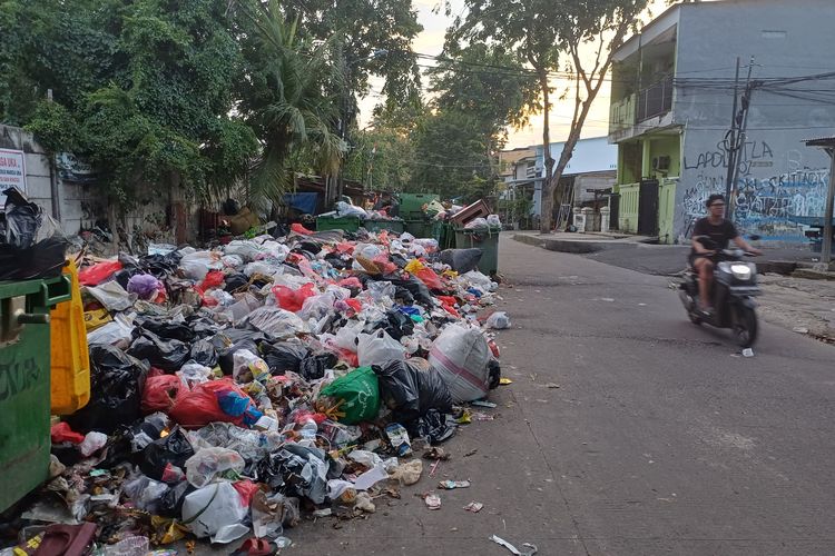Warga Keluhkan Bau Sampah di TPS Komplek UKA, Bikin Pusing dan Tak Nafsu Makan