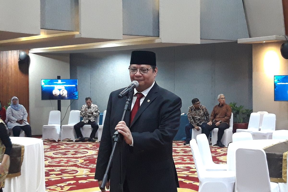 Menteri Koordinator Bidang Perekonomian Airlangga Hartarto ketika serah terima jabatan di kantor Kemenko Perekonomian di Jakarta, Rabu (23/10/2019).