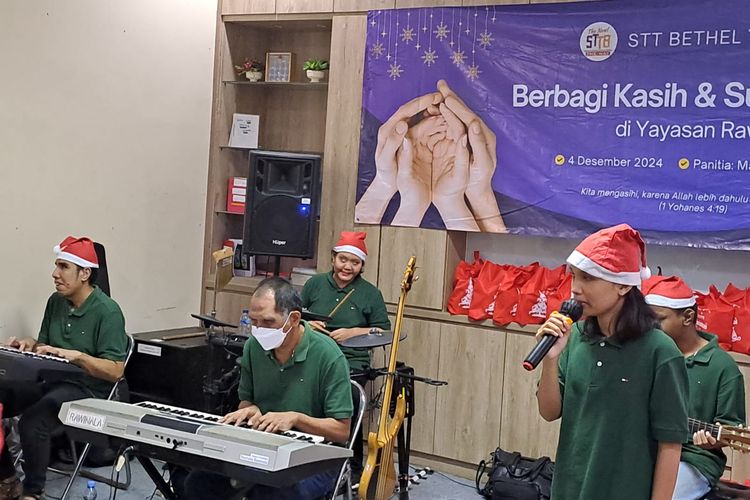 Anak-anak tunaganda netra Yayasan Pendidikan Dwituna Rawinala memiliki potensi yang dapat dioptimalkan. Salah satunya, bidang musik.