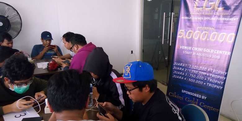 Kegiatan turnamen olahraga e-sports di Lantai 3 Cikini Gold Center (CGC) pada Sabtu (31/8/2019). Diresmikan oleh Gubernur DKI Jakarta Joko Widodo pada 28 Mei 2014, Pasar CGC menjadi salah satu pusat penjualan perhiasan emas di Jakarta.
