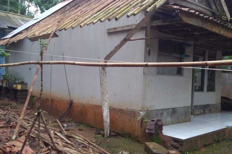 Rumah milik Slamet rusak setelah guncangan gempa.