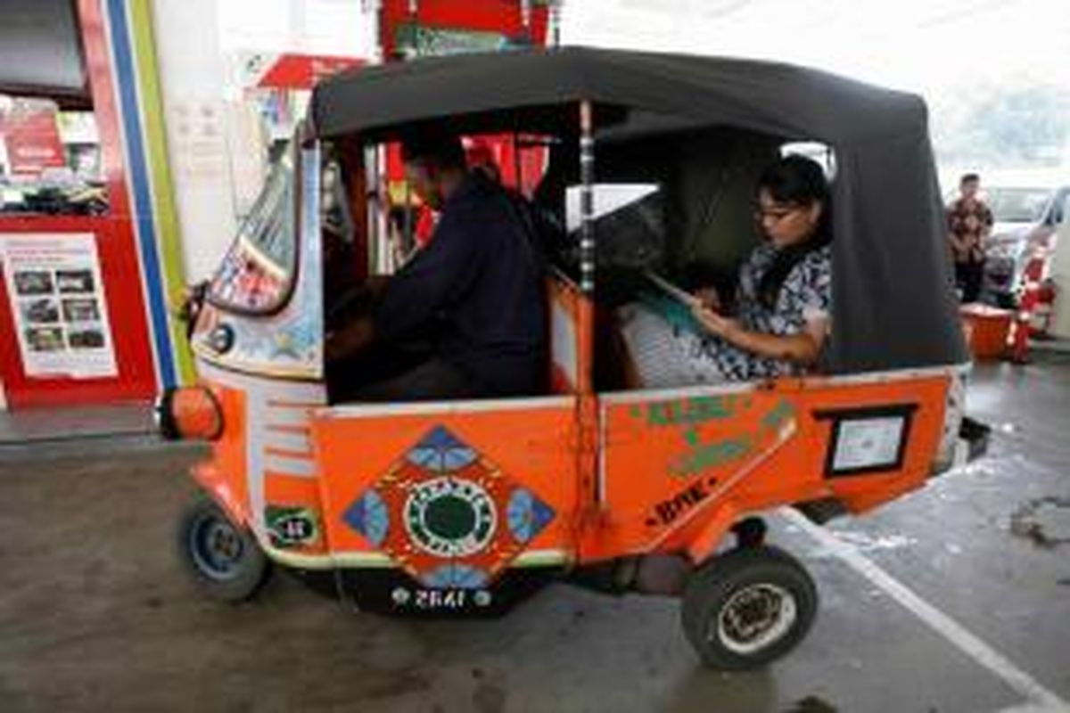 Bajaj mengisi bahan bakar minyak (BBM) bersubsidi jenis Premium di Stasiun Pengisian Bahan Bakar untuk Umum (SPBU) 31.103.03 di kawasan Cikini, Jakarta Pusat, Jumat (26/4/2013).