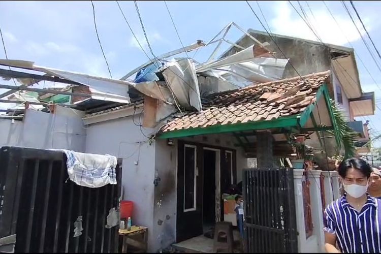Saepuloh ketua RT 04 RW 04 Desa Nanjungmekar, Kecamatan Rancaekek, Kabupaten Bandung, Jawa Barat saat dimintai keterangan pasca puting beliung yang melanda kediamannya, pada Rabu (21/2/2024) sore kemarin