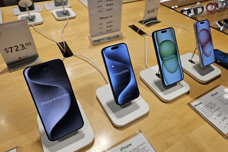 Ilustrasi ponsel terlaris di dunia pada kuartal pertama 2024. iPhone 15 Pro Max, iPhone 15 Pro, iPhone 15 Plus, dan iPhone 15 reguler dipajang di toko Apple.